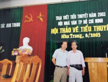                      Ảnh: Tố Hoài với  Nhà văn Lê Văn Duy, 2-6-2003