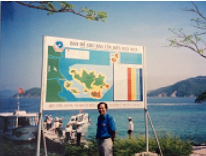    Cùng các nhà văn dự trại viết dã ngoại                                          khu bảo tồn đảo Hòn Mun